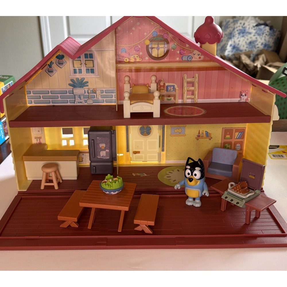 Bluey Family Home Playset with BBQ Bandit Figure and Furniture 13073